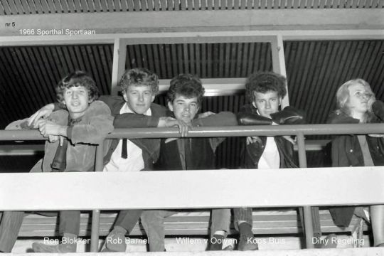 Tweede van rechts: een nog piepjonge Koos Buis ('Ik was toen twintig') tijdens het concert van The Kinks.