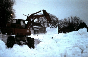 Winter 1979 met de kraan sneeuwscheppen - Klik op de foto voor een grotere versie en meer informatie...