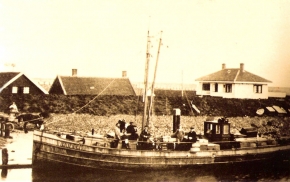 De Postboot aan de vaste wal bij Van Ewijksluis - Klik op de foto voor een grotere versie en meer informatie...